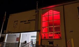 budynek-urzedu-miasta-podswietlony-na-czerwono