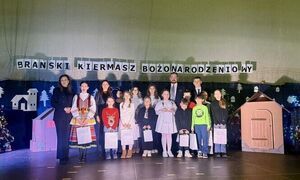 zdjecie-grupowe-kiermasz-bozonarodzeniowy