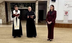 postaci-stoja-przy-wspolnej-modlitwie