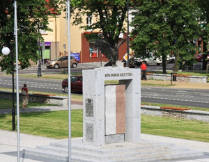Budowa Pomnika Niepodległości w rewitalizowanym parku przed Urzędem Miasta w Dęblinie