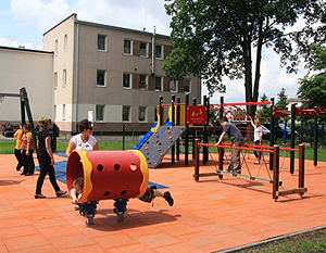 Budowa placu zabaw  przy Szkole Podstawowej nr 1 w Specjalnym Ośrodku Szkolno-Wychowawczym w Dęblinie.