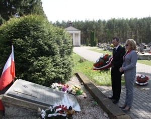 Symboliczne złożenie kwiatów z okazji obchodów rocznicy 3 Maja