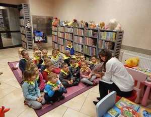 PIERWSZA WIZYTA PRZEDSZKOLAKÓW W BIBLIOTECE