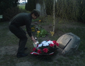 W DĘBLINIE DALI ŚWIADECTWO PATRIOTYZMU ODDAJĄC HOŁD OFIAROM ZBRODNI KATYŃSKIEJ 