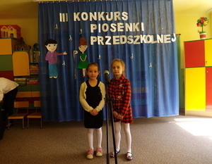 Udział dzieci z oddziału przedszkolnego ze Szkoły Podstawowej nr 4 w Dęblinie w III Konkursie Piosenki Przedszkolnej