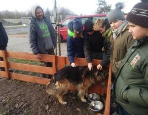 SOSW w Dęblinie z wizyta w schronisku dla zwierząt w Puławach