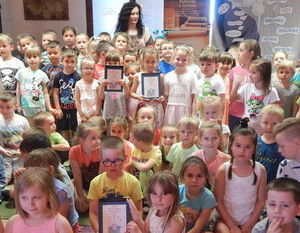 LUIZA BORKOWSKA-ZIÓŁKOWSKA Z WIZYTĄ W BIBLIOTECE Z OKAZJI DNIA DZIECKA 