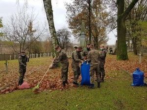 Podchorążowie Lotniczej Akademii Wojskowej grabiący liście na Cmentarzu Wojenny przy ul. Balonnej. 