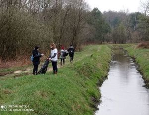 Harcerze podczas sprzątania rzeki