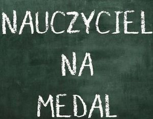 Napis na tablicy Nauczyciel na medal