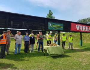 Uroczyste otwarcie VII Memoriału Strzeleckiego im. płk. dr. Dariusza Kossakowskiego w Warce przez Prezesa Koła Żołnierzy Zawodowych LOK  im. Piotra Wysockiego w Warce pana Tadeusza Orłowskiego przemawiającego do zgromadzonych uczestników memoriału strzeleckiego w dniu 18.06.2022r., w Warce.