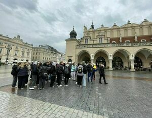 wycieczka klas pierwszych LO Dęblin 2023 do Krakowa i Enerdylandii - Rynek w Krakowie - grupa uczniów