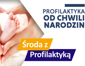 Dłonie dorosłego tworzące kształt serca z małymi stopami dziecka w środku. Tekst: "Profilaktyka od chwili narodzin - Środa z Profilaktyką".