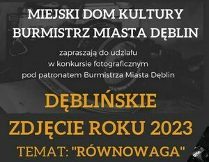 Plakat konkursu fotograficznego o tematyce miejskiej z aparatem na pierwszym planie, informacjami o terminach i zasadach udziału oraz logotypami promującymi wydarzenie i miasto Dęblin.