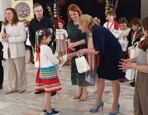 Burmistrz Beata Siedlecka wręcza nagrodę Eli Mitura
