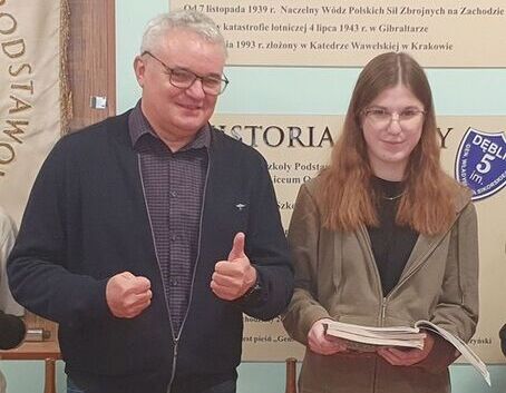Uczennica Maja Markowska wraz z nauczycielem Romanem Bytniewskim