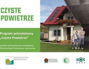 Baner promocyjny programu "Czyste Powietrze" z grafiką domu jednorodzinnego, rodziny stojącej przed nim oraz logo partnerów projektu.