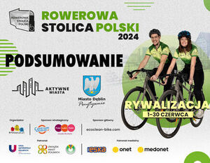 Dwóch uśmiechniętych rowerzystów w zielonych strojach na tle grafiki z napisem "ROWEROWA STOLICA POLSKI 2024 - PODSUMOWANIE", logo partnerskie i informacje o wydarzeniu.