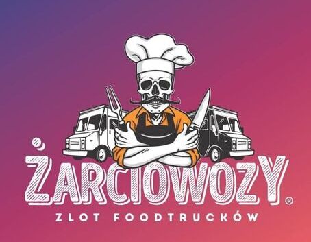 Grafika promocyjna z napisem "Żarciowozy. Zlot Foodtrucków" z kreskówkową postacią kucharza z wąsami, i dwoma food truckami po bokach. Tło w odcieniach różu i fioletu.