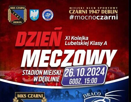 Plakat promuje mecz piłkarski pomiędzy drużynami MKS Czarni 1947 Dęblin a FC Kowala, który odbędzie się 26.10 o godzinie 15:00 na stadionie miejskim w Dęblinie.