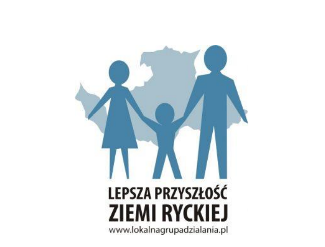 Na ilustracji znajduje się niebieski zarys rodziny z dwójką dorosłych i dzieckiem na tle mapy. Poniżej widnieje napis "Lepsza Przyszłość Ziemi Ryckiej" oraz adres strony internetowej.