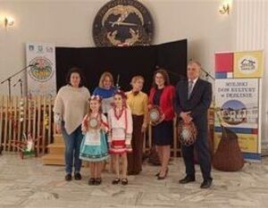 Dziewczynki, p. Kurek., p. Knieć - osoby wręczające nagrody..jpg