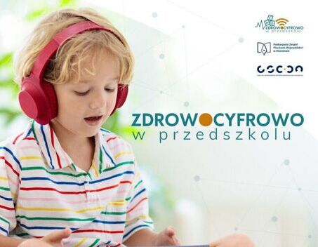 Chłopiec w kolorowej koszulce siedzi z tabletem, na uszach ma czerwone słuchawki. W tle napis "Zdrowo Cyfrowo w przedszkolu". Na dole logotypy Krajowego Planu Odbudowy, Unii Europejskiej i innych organizacji.