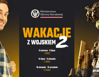 Plakat promujący "Wakacje z wojskiem 2" organizowane przez Ministerstwo Obrony Narodowej. Po lewej stronie uśmiechnięty mężczyzna, po prawej żołnierz w sprzęcie bojowym. Terminy turnusów i link na dole.