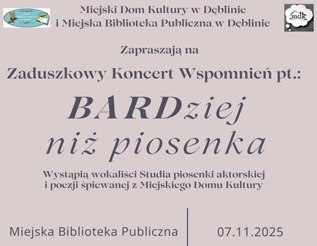 Plakat zapowiada Zaduszkowy Koncert Wspomnień "BARDziej niż piosenka" w Miejskiej Bibliotece Publicznej w Dęblinie, 7.11.2025 o 18:00. Wystąpią wokaliści z Miejskiego Domu Kultury. Plakat w odcieniach szarości z grafiką przypominającą płytę winylową.