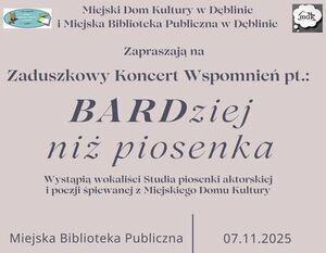 Plakat zapowiada Zaduszkowy Koncert Wspomnień "BARDziej niż piosenka" w Miejskiej Bibliotece Publicznej w Dęblinie, 7.11.2025 o 18:00. Wystąpią wokaliści z Miejskiego Domu Kultury. Plakat w odcieniach szarości z grafiką przypominającą płytę winylową.