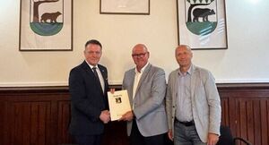 Podpisanie umowy na dofinansowanie zakupu mikrobusu przystosowanego do przewozu osób z niepełnosprawnościami, w tym poruszających się na wózkach inwalidzkich.
