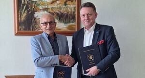 📅✍️W dniu 26 sierpnia 2025 r. w Urzędzie Gminy w Dziemianach podpisałem 𝙙𝙬𝙞𝙚 𝙪𝙢𝙤𝙬𝙮 𝙙𝙤𝙩𝙮𝙘𝙯𝙘𝙚 𝙋𝙧𝙯𝙚𝙗𝙪𝙙𝙤𝙬𝙮 𝙙𝙧ᴏ́𝙜 𝙞 𝙘𝙝𝙤𝙙𝙣𝙞𝙠ᴏ́𝙬 𝙬 𝙢𝙞𝙚𝙟𝙨𝙘𝙤𝙬𝙤ꜱ́ᴄ𝙞 𝘿𝙯𝙞𝙚𝙢𝙞𝙖𝙣𝙮 :