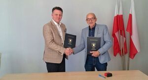 Podpisanie umowy na przebudowę odcinka drogi dojazdowej do gruntów rolnych Trzebuń – Zimny Dwór.