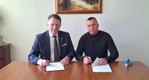 Podpisanie umowy na przebudowę odcinka drogi dojazdowej do gruntów rolnych w m. Dębina.