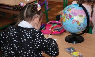Jak Polacy pamiętają szkolne prace domowe sprzed kilkudziesięciu lat? Łatwo nie było, ale do traumy daleko