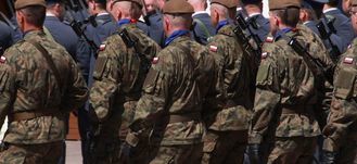 Wykadrowana grafika przedstawiająca żołnierzy wojska polskiego 