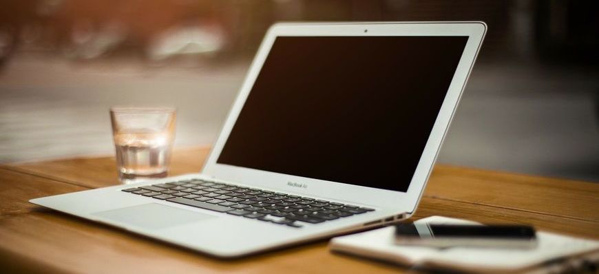 laptop na biurku- grafika ogólna