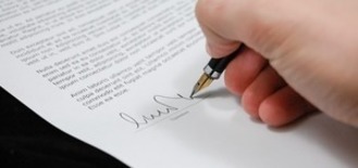 ręka podpisująca dokument