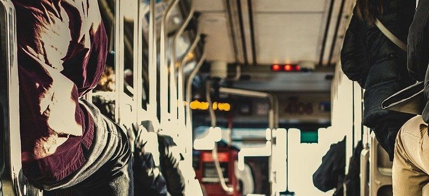 ludzie podróżujący autobusem