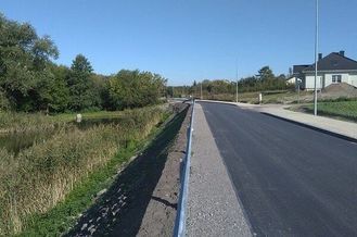 Zdjęcie nowej drogi nad stawami w Dominowie