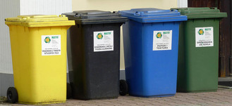 kontenery na śmieci: zielony, niebieski, czarny i żółty
