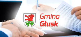 Grafika ogólna- herb gminy i napis "gmina Głusk" na tle osób w garniturach przy dokumentach