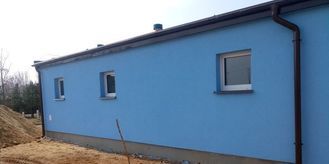 Ściana budynku oczyszczalni pomalowana na niebiesko