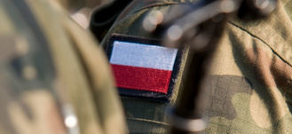 flaga polski na  mundurze wojskowym