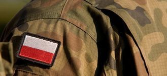 Flaga polski na mundurze wojskowym