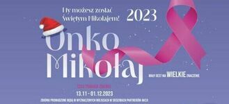 Plakat promujący wydarzenie "Onko Mikołaj 2023" z datami 13.11 - 01.12.2023 i rysunkiem uśmiechniętego Mikołaja. W tle zimowy krajobraz i różowa wstążka, symbol walki z rakiem.