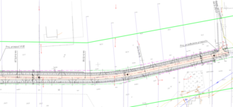 Szkic techniczny infrastruktury drogowej z detalami konstrukcyjnymi, liniami komunikacyjnymi i pomiarowymi, w różnych kolorach na białym tle.