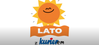 Grafika promocyjna z uśmiechniętym słońcem, napisem "LATO" na pomarańczowym tle i słowem "kurierem" poniżej na brązowym banerze.