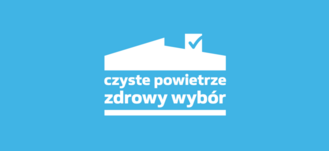 Na zdjęciu jest niebieski, graficzny baner z białym napisem "czyste powietrze zdrowy wybór" i białym symbolem domu z zaznaczonym okienkiem z ptaszkiem.