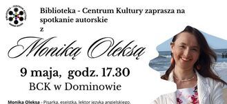 Plakat zapowiadający wydarzenie z występującą Moniką Oleksą, uśmiechniętą kobietą w białej kurtce, stojącą na tle morza. Zawarte informacje o spotkaniu w bibliotece-centrum kultury, data i godzina.